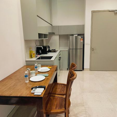 Lucentia Residence Has An Amazing Pool 쿠알라룸푸르 외부 사진