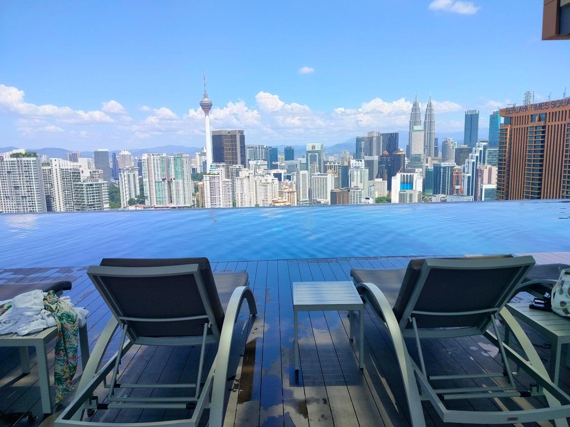 Lucentia Residence Has An Amazing Pool 쿠알라룸푸르 외부 사진