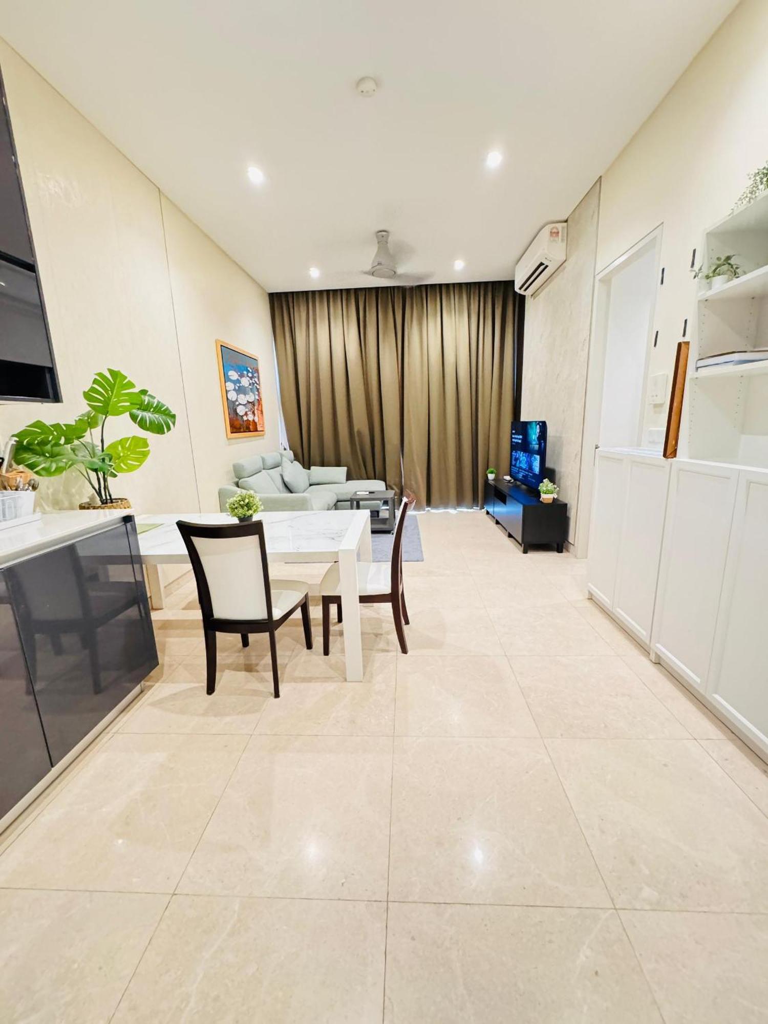 Lucentia Residence Has An Amazing Pool 쿠알라룸푸르 외부 사진