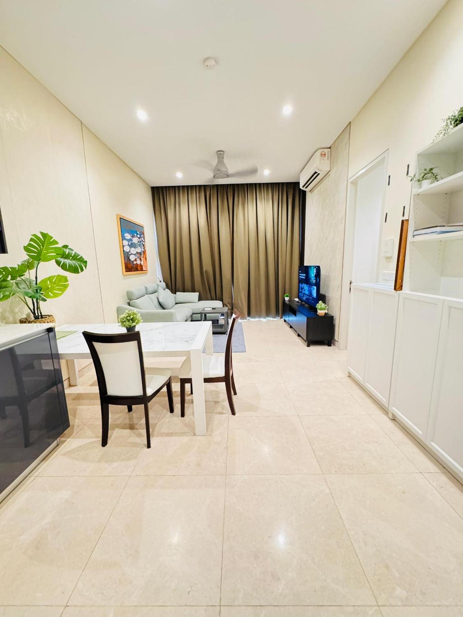 Lucentia Residence Has An Amazing Pool 쿠알라룸푸르 외부 사진