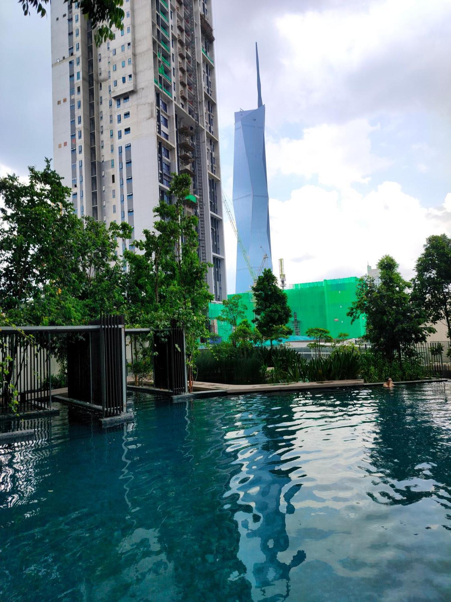 Lucentia Residence Has An Amazing Pool 쿠알라룸푸르 외부 사진